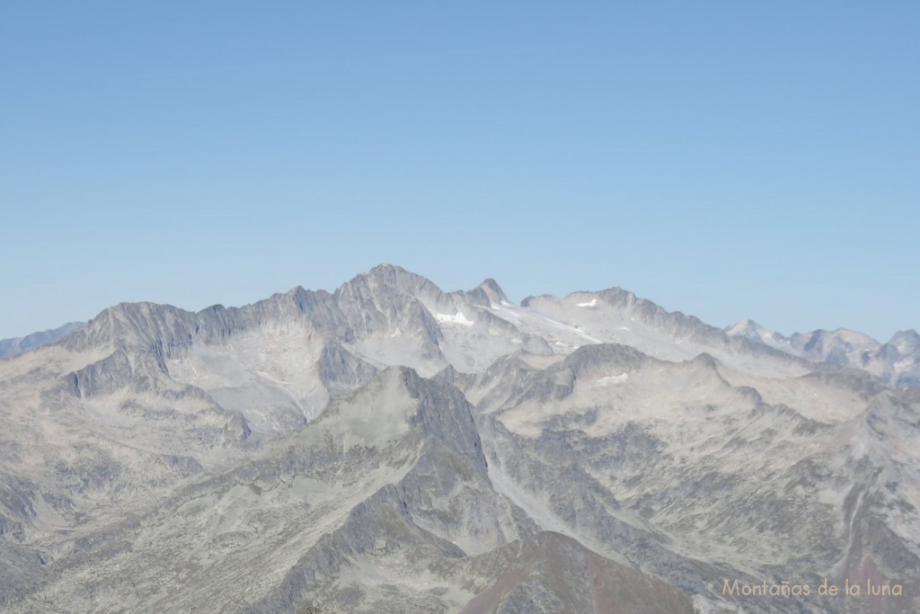 En el centro el Aneto, a su derecha el Pico Maldito y Maladeta, a su izquierda los picos Tempestades, Margalida y acaba la cresta en el Russel. El Tuc de Mulleres delante a la derecha, y al fondo derecha la zona del Perdiguero